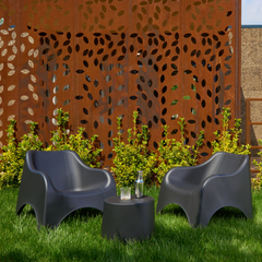 Conjunto de duas cadeiras e uma mesa IPAE PROGARDEN, em plástico, na cor preta, exibida em ambiente externo. 