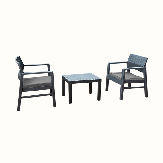 Conjunto de duas cadeiras baixas e uma mesa baixa quadrada IPAE PROGARDEN, da cor cinzenta, com almofada no assento e padrão entrançado. Exibido sobre fundo branco. 