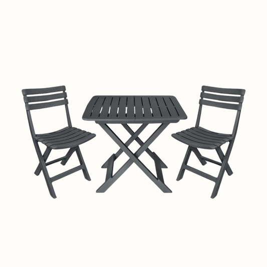 Conjunto de duas cadeiras e uma mesa  dobrável IPAE PROGARDEN em plástico cinzento, com assento e encosto com ranhuras, exibido em vista frontal. 