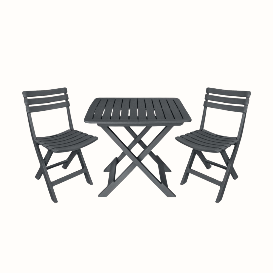 Conjunto de duas cadeiras e uma mesa  dobrável IPAE PROGARDEN em plástico cinzento, com assento e encosto com ranhuras, exibido em vista frontal. 