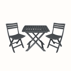 Conjunto de duas cadeiras e uma mesa  dobrável IPAE PROGARDEN em plástico cinzento, com assento e encosto com ranhuras, exibido em vista frontal. 