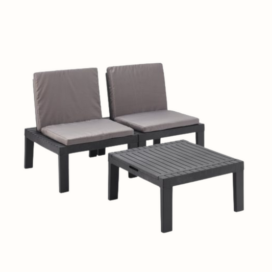 Conjunto IPAE PROGARDEN em plastico de cor cinzenta, composto por três módulos versáteis que podem ser usados como cadeiras ou espreguiçadeira ou uma mesa baixa, com almofadas cinzentas no assento e no encosto. Exibido sobre fundo branco. 