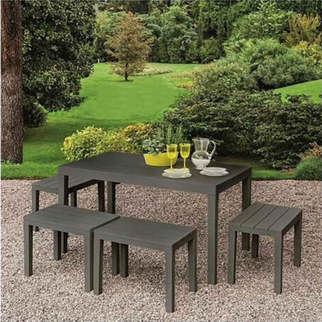 Conjunto de mesa e quatro bancos IPAE PROGARDEN em plástico, de cor cinzenta e com ranhuras. Exibido em ambiente 