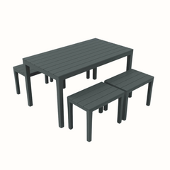Conjunto de mesa e quatro bancos IPAE PROGARDEN em plástico, de cor cinzenta e com ranhuras . Sobre fundo branco. 