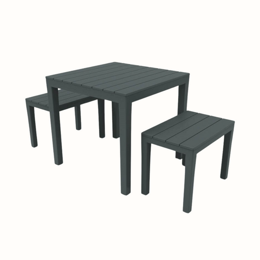 Conjunto de mesa e dois bancos IPAE PROGARDEN em plástico, de cor preta e com ranhuras . Sobre fundo branco. 