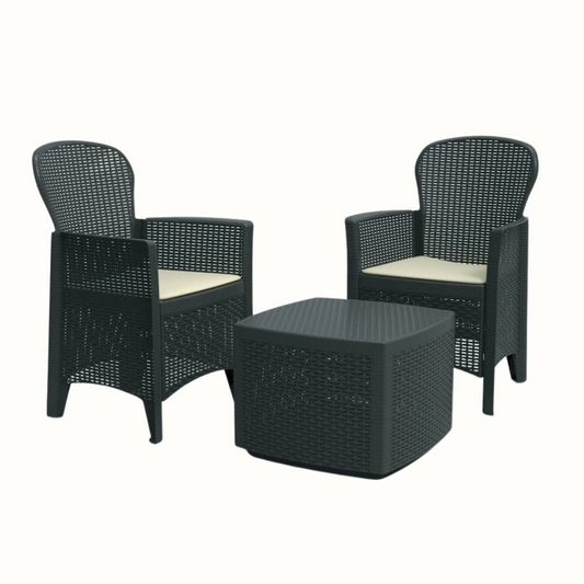 Conjunto de 2 cadeirões e uma mesa baixa IPAE PROGARDEN, de cor cinzenta, com acabamento entrançado e assento com almofada da cor bege. Exibido sobre fundo branco. 