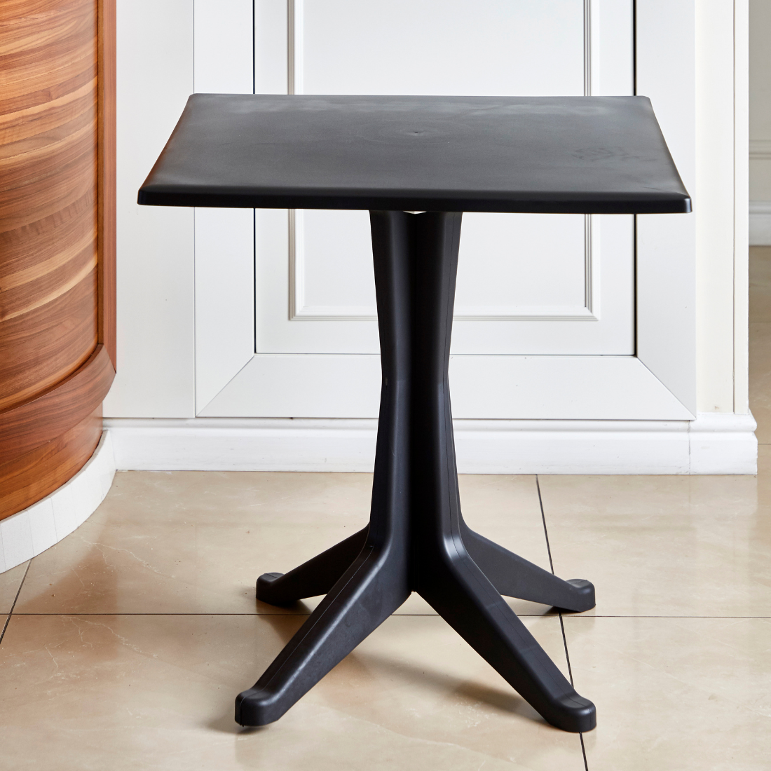Mesa quadrada IPAE PROGARDEN de plástico de cor cinzenta, exibida  em ambiente exterior. 