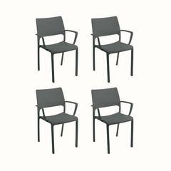 Conjunto de 4 Cadeira IPAE PROGARDEN em plástico, de cor cinzenta, com braços e encosto de apoio. Sobre fundo branco. 