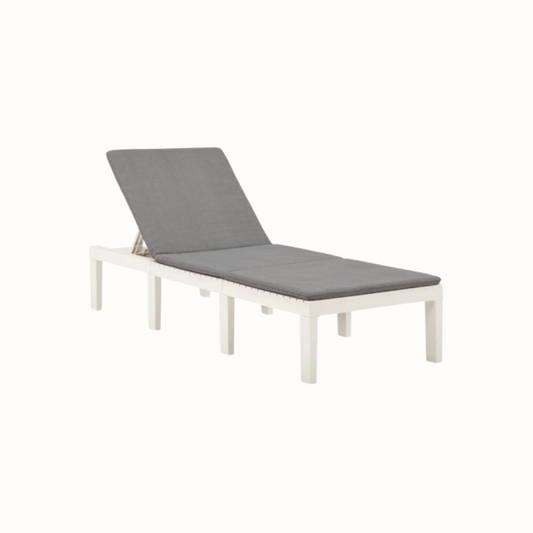 Espreguiçadeira IPAE PROGARDEN em branco, com estrutura resistente, encosto reclinável e com almofada cinzenta. Sobre fundo branco. 