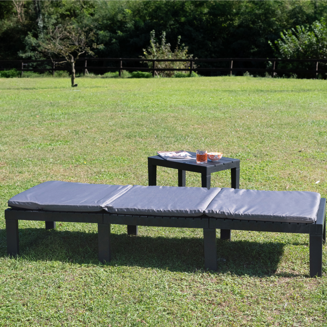 Conjunto IPAE PROGARDEN em plástico de cor cinzenta, composto por três módulos versáteis, usado como banco. Exibido sobre fundo branco. 