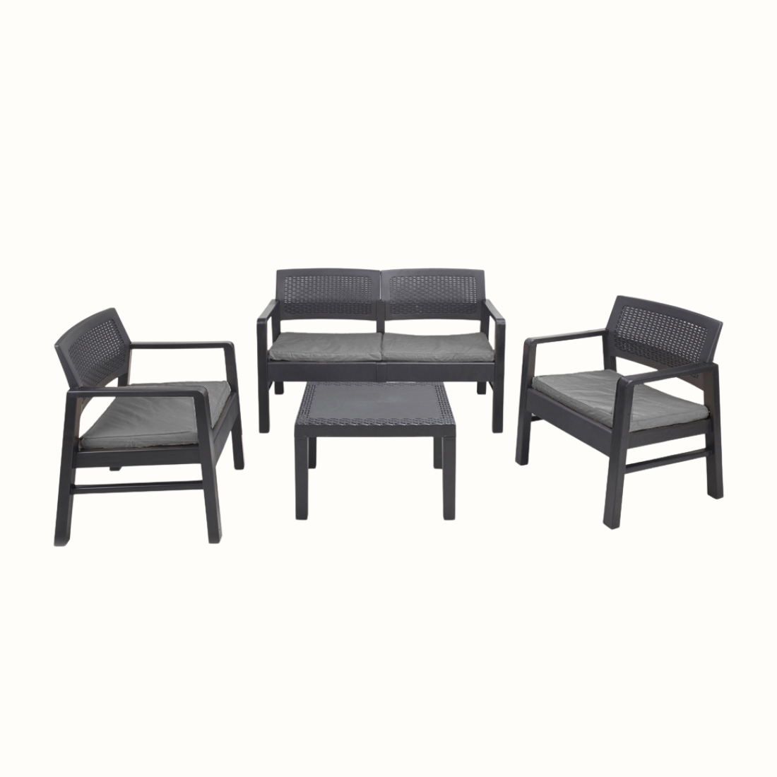 Conjunto de dois cadeirões e um cadeirão duplo baixos e uma mesa baixa quadrada IPAE PROGARDEN, da cor cinzenta, com almofada no assento e padrão entrançado. Exibido sobre fundo branco. 