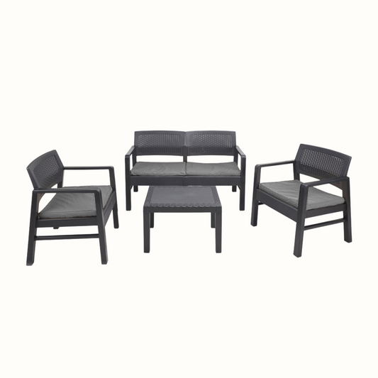 Conjunto de dois cadeirões e um cadeirão duplo baixos e uma mesa baixa quadrada IPAE PROGARDEN, da cor cinzenta, com almofada no assento e padrão entrançado. Exibido sobre fundo branco. 