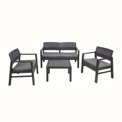 Conjunto de dois cadeirões e um cadeirão duplo baixos e uma mesa baixa quadrada IPAE PROGARDEN, da cor cinzenta, com almofada no assento e padrão entrançado. Exibido sobre fundo branco. 