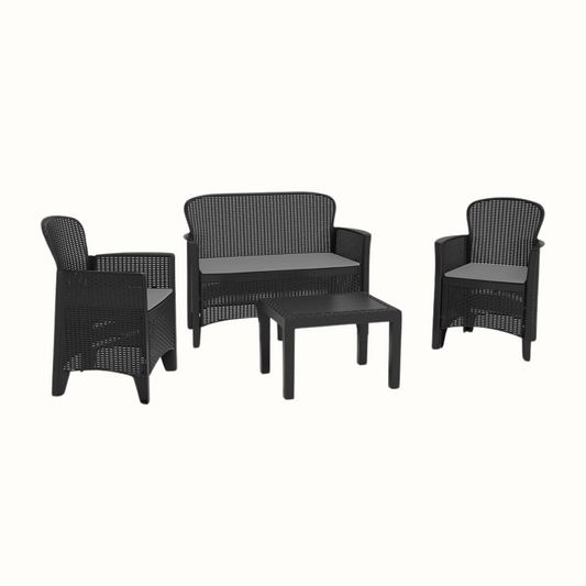 Conjunto de 2 cadeirões, 1 cadeirão duplo e uma mesa IPAE PROGARDEN, de cor preta, com acabamento entrançado e assento com almofada. Exibido sobre fundo branco. 