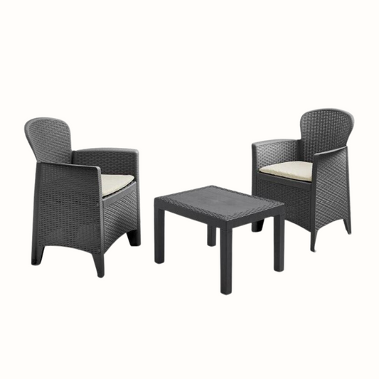 Conjunto de 2 cadeirões e uma mesa com 4 pés de apoio IPAE PROGARDEN, de cor cinzenta, com acabamento entrançado e assento com almofada da cor bege. Exibido sobre fundo branco. 
