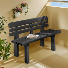 Banco IPAE PROGARDEN em plástico preto, com encosto composto por ripas horizontais, exibido em ambiente externo. 