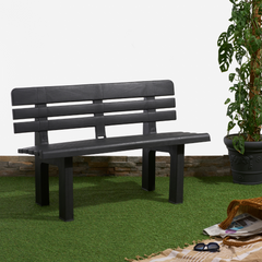 Banco IPAE PROGARDEN em plástico preto, com encosto composto por ripas horizontais, exibido em ambiente externo. 