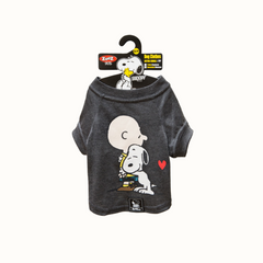 T-shirt Zooz para cão, de cor cinza, com estampa do Snoopy abraçado ao Charlie Brown. Vista frontal, sobre fundo branco. 