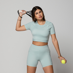 A T-shirt PRETTY  é uma peça prática, elegante e moldável ao corpo. Confecionada com materiais duráveis e de alta qualidade e Compre já!
