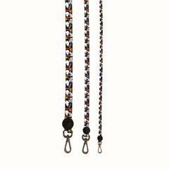 Trela Zooz ajustável, de padrão preto e branco com detalhes em vermelho e com figuras do snoopy. 
Vista de frente, vários tamanhos, sobre fundo branco. 