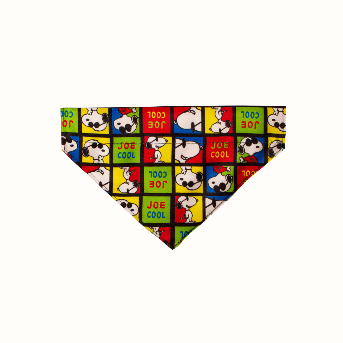 Bandana Zooz, colorida do Snoopy e com elementos como a frase "joe cool".  Vista de frente, sobre fundo branco. 