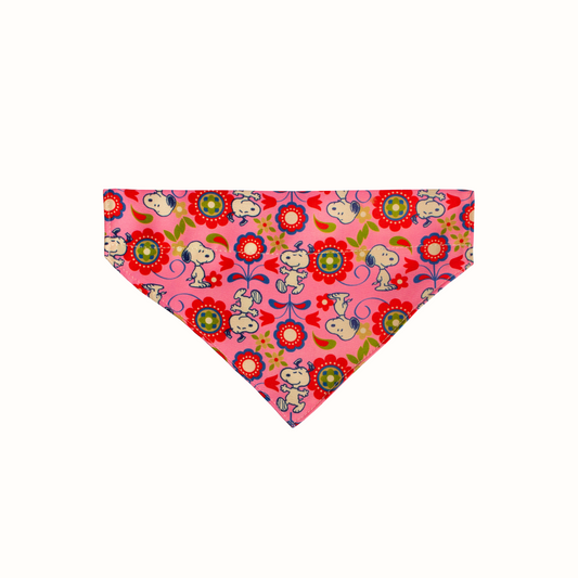 Bandana Zooz, cor de rosa, floral, do Snoopy.  Vista de frente, sobre fundo branco. 