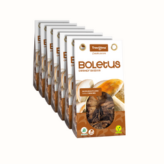 Boletus Trevijano em embalagem de cartão e plástico transparente, contendo cogumelos boletus desidratados. A embalagem possui um rótulo com o nome do produto e informações nutricionais. Fundo branco.
