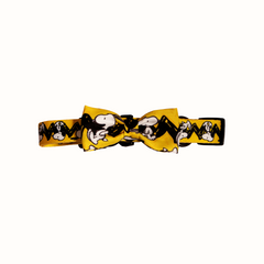 Coleira do Snoopy Zooz para animal, de padrão amarelo, preto e branco, com imagens do personagem e um laço do mesmo padrão. Vista frontal, de vários tamanhos, sobre fundo branco