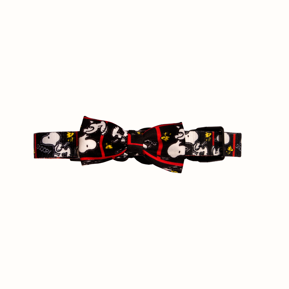 Coleira do Snoopy Zooz para animal, de padrão preto e branco, com detalhes vermelhos, imagens do personagem e um laço do mesmo padrão. Vista frontal, de vários tamanhos, sobre fundo branco.