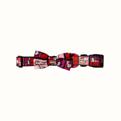 Coleira do Snoopy Zooz para animal, de padrão cor de rosa, vermelho e roxo, com imagens do personagem e um laço do mesmo padrão. Vista frontal, sobre fundo branco