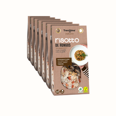 Risotto de Hongos Trevijano em embalagem de cartão e plástico transparente, com uma mistura de cogumelos boletos e shitake desidratados. A embalagem tem um rótulo com o nome do produto e informações nutricionais. Fundo branco.