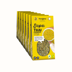 Sopa Thai de Quinoa em embalagem de cartão e plástico transparente, com uma mistura de quinoa, vegetais desidratados e especiarias tailandesas. A embalagem tem um rótulo com o nome do produto e informações nutricionais. Fundo branco